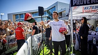 Charlie Kirk reparte sombreros antes de hablar en la Universidad del Valle de Utah en Orem, Utah, el miércoles 10 de septiembre de 2025 - Copyright Tess Crowley/ Deseret News 