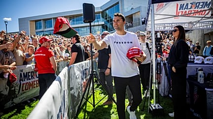 Charlie Kirk verteilt Hüte, bevor er an der Utah Valley University in Orem, Utah, eine Rede hält. Bei der Rede fallen Schüsse, er stribt. elle: SALT LAKE TRIBUNE OUT