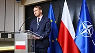 Radoslaw Sikorski lengyel külügyminiszter sajtótájékoztatót tart Varsóban