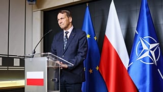 Radoslaw Sikorski lengyel külügyminiszter sajtótájékoztatót tart Varsóban