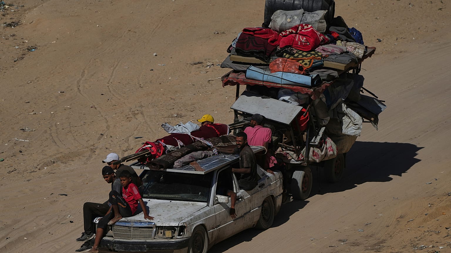فلسطينيون نازحون يفرّون من شمال غزة حاملين متاعهم على الطريق الساحلي باتجاه جنوب القطاع، الأربعاء 10 أيلول/سبتمبر 2025.