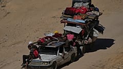 فلسطينيون نازحون يفرّون من شمال غزة حاملين متاعهم على الطريق الساحلي باتجاه جنوب القطاع، الأربعاء 10 أيلول/سبتمبر 2025.