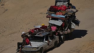 فلسطينيون نازحون يفرّون من شمال غزة حاملين متاعهم على الطريق الساحلي باتجاه جنوب القطاع، الأربعاء 10 أيلول/سبتمبر 2025.