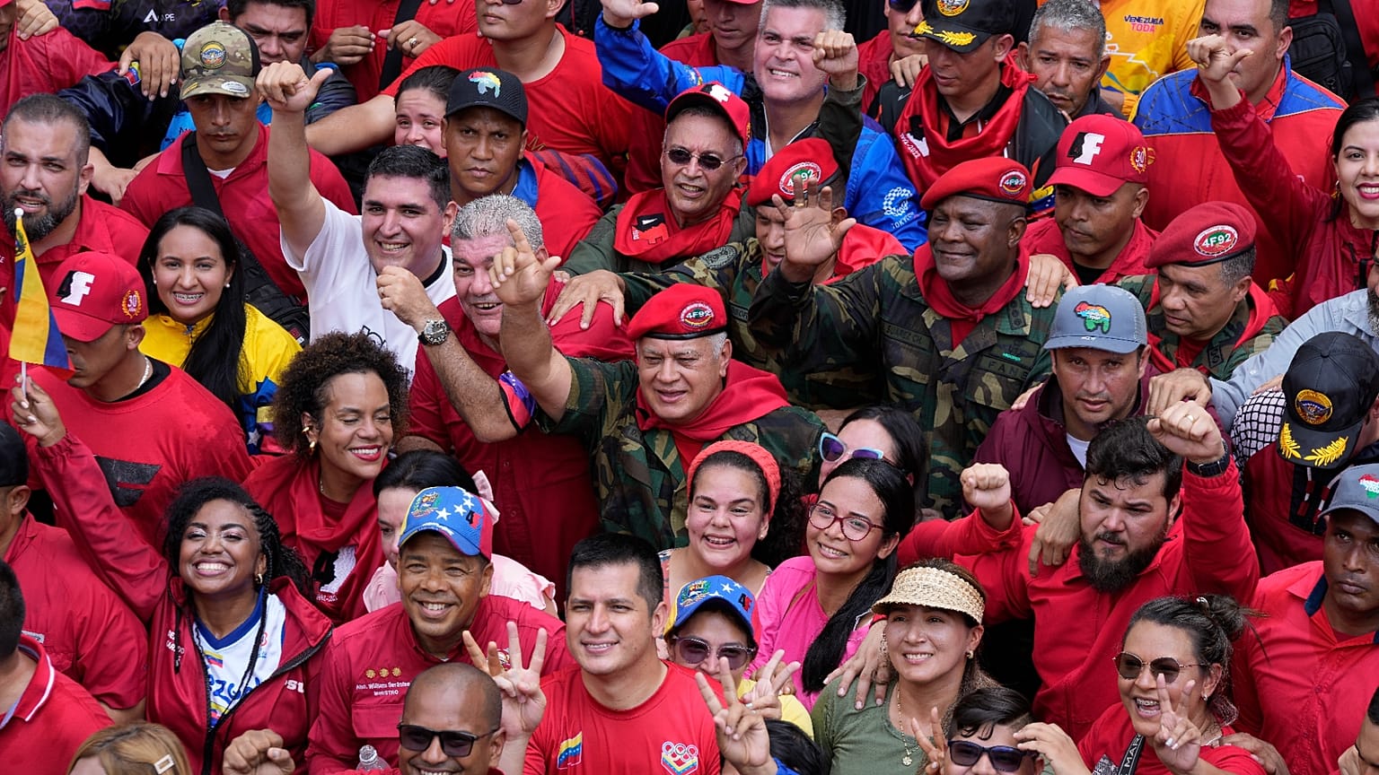  El diputado Diosdado Cabello, en el centro y de uniforme, participa en un desfile que conmemora el aniversario del fallido golpe de Estado de 1992, el 4 de febrero de 2024.