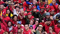  El diputado Diosdado Cabello, en el centro y de uniforme, participa en un desfile que conmemora el aniversario del fallido golpe de Estado de 1992, el 4 de febrero de 2024.