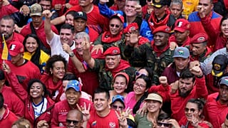 El diputado Diosdado Cabello, en el centro y de uniforme, participa en un desfile que conmemora el aniversario del fallido golpe de Estado de 1992, el 4 de febrero de 2024.