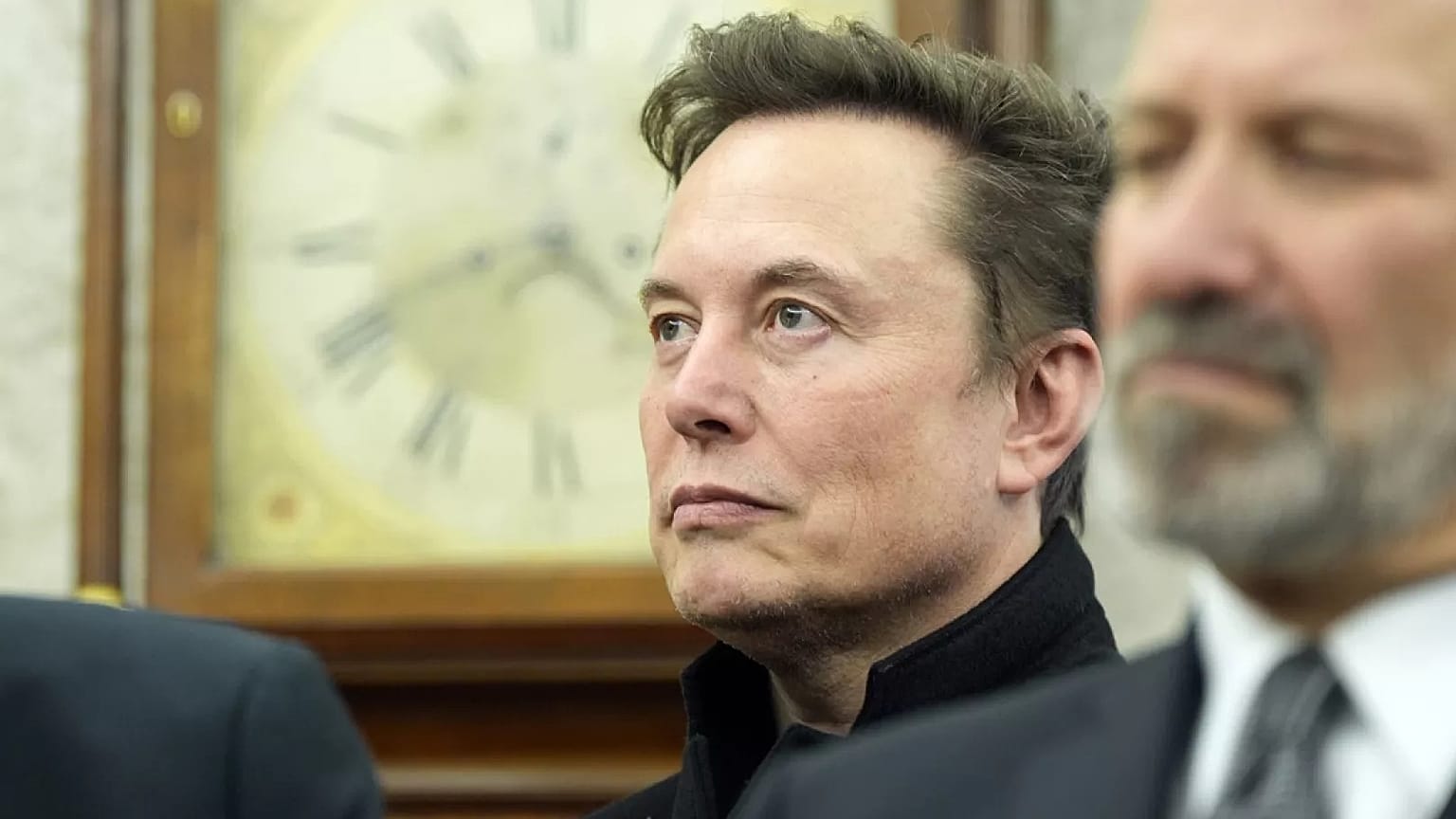 ARQUIVO - Elon Musk ouve enquanto o Presidente Donald Trump se reúne com o Primeiro-Ministro da Índia, Narendra Modi, na Sala Oval da Casa Branca, a 13 de fevereiro de 2025, em Washington.