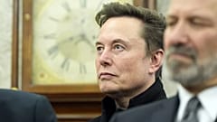 DATEI - Elon Musk hört zu, während sich Präsident Donald Trump mit Indiens Premierminister Narendra Modi im Oval Office des Weißen Hauses trifft, 13. Februar 2025, in Washington.