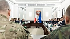 Premier Donald Tusk spotkał się w Kancelarii Prezesa Rady Ministrów w Warszawie 10 września 2025 r. po naruszeniu polskiej przestrzeni powietrznej podczas rosyjskiego ataku.