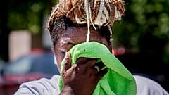 Uma mulher limpa a cara enquanto monta uma banca de bebidas perto do National Mall em Washington, EUA. 