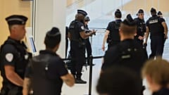 Polizisten stehen vor einem Pariser Gericht vor der Urteilsverkündung zu den Vorwürfen, der französische Schauspieler Gerard Depardieu habe zwei Frauen, die an einem Film arbeiteten, sexuell belästigt, 13. Mai 2025.
