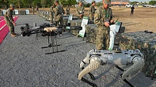 Illusztráció - a kínai hadsereg robotkutyákat tesztel, 2024.05..16