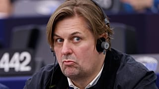 DATEI – Krah verzieht während einer Sitzung im Europäischen Parlament in Straßburg, 23. April 2024, das Gesicht