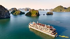 Vue aérienne d'un bateau de croisière sur l'océan
