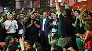 CHP'nin görevden uzaklaştırılan İstanbul İl Başkanı Özgür Çelik partililerle bir arada, 7 Eylül 2025