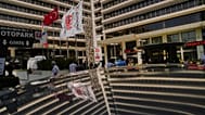 صحفيون يعملون خارج مكاتب قناتي "خبر تورك" و"شو تي في" الإخباريتين، وكلاهما جزء من مجموعة "كان القابضة" الإعلامية التركية، في إسطنبول، تركيا، الخميس 11 سبتمبر/أيلول 2025.