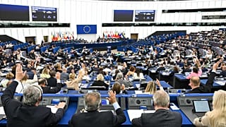La résolution a été approuvée par 305 voix pour, 151 contre et 122 abstentions.