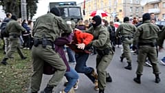 Αστυνομικοί συλλαμβάνουν διαδηλωτές κατά τη διάρκεια συλλαλητηρίου στο Μινσκ, 8 Σεπτεμβρίου 2020
