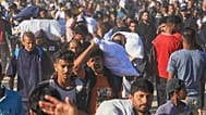 يحمل فلسطينيون مساعدات إنسانية وزعتها مؤسسة غزة الإنسانية، في رفح جنوب قطاع غزة، يوم الخميس 29 مايو 2025