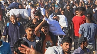 يحمل فلسطينيون مساعدات إنسانية وزعتها مؤسسة غزة الإنسانية، في رفح جنوب قطاع غزة، يوم الخميس 29 مايو 2025