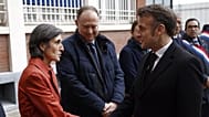 La directora de la DGSI (Direction generale de la securite interieure), Céline Berthon estrecha la mano del presidente francés Emmanuel Macron, 11 de marzo de 2025.