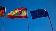 La bandera española, ondeando junto a la de la Unión Europea y a la de Alemania