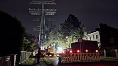 Reparaturarbeiten an einem beschädigten Strommast in Berlin, Dienstag, 9. September 2025.
