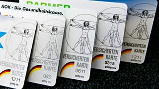 ARCHIV - Krankenkassenkarten sind am 6. August 2009 in Frankfurt, Hessen, zu sehen. 