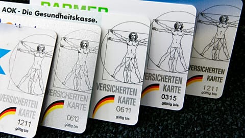 ARCHIV - Krankenkassenkarten sind am 6. August 2009 in Frankfurt, Hessen, zu sehen. 