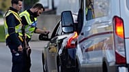 Alman federal polis memurları, Kiefersfelden kentindeki Almanya-Avusturya sınır kapısında "kaçakçılık rotası" üzerindeki araçları kontrol ediyor, 2023.
