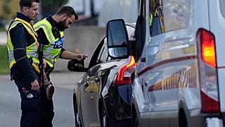 Alman federal polis memurları, Kiefersfelden kentindeki Almanya-Avusturya sınır kapısında "kaçakçılık rotası" üzerindeki araçları kontrol ediyor, 2023.