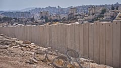 Die Trennmauer neben dem arabischen Viertel Al-Eizariya, in dessen Nähe nach Angaben der israelischen Regierung im Rahmen des E1-Projekts Wohneinheiten gebaut werden sollen, 21. August 2025