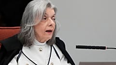 Ο δικαστής Cármen Lúcia κατά τη διάρκεια της συνεδρίασης της Πέμπτης.