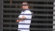 El expresidente brasileño Jair Bolsonaro se encuentra en la entrada de su casa donde se encuentra bajo arresto domiciliario en Brasilia, Brasil, el martes 2 de septiembre.