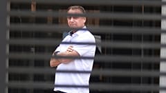 El expresidente brasileño Jair Bolsonaro se encuentra en la entrada de su casa donde se encuentra bajo arresto domiciliario en Brasilia, Brasil, el martes 2 de septiembre.