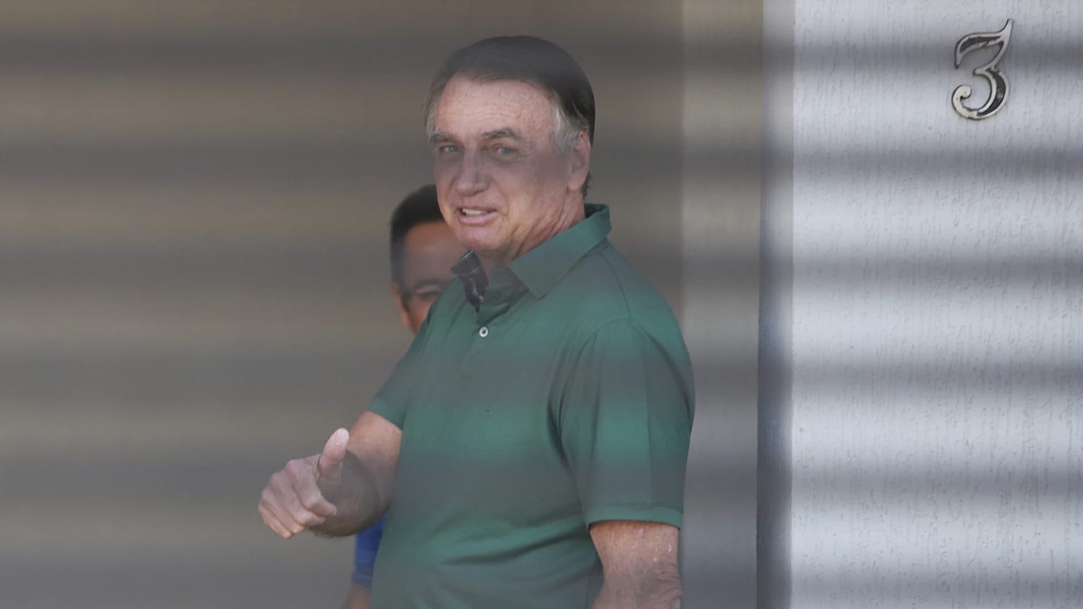 A volt brazil elnök otthona bejáratánál, házi őrizetben