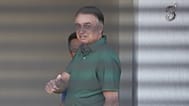 A volt brazil elnök otthona bejáratánál, házi őrizetben