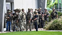 Die Polizei bereitet sich auf die Durchsuchung eines Gebäudes der Utah Valley University am Mittwoch, 10. September 2025, in Orem, Utah, vor. 