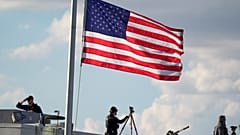 A polícia prepara-se para varrer um edifício na Universidade de Utah Valley, quarta-feira, 10 de setembro de 2025, em Orem, Utah. 