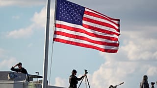 A polícia prepara-se para varrer um edifício na Universidade de Utah Valley, quarta-feira, 10 de setembro de 2025, em Orem, Utah. 