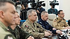 General Wieslaw Kukula (Mitte), Chef des Generalstabs der polnischen Streitkräfte, bei einem Treffen in der Kanzlei des Premierministers am 10. September 2025.