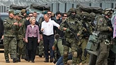 Donald Tusk y Ursula von der Leyen, caminan junto a la frontera entre Polonia y Bielorrusia, en Krynki, Polonia, el domingo 31 de agosto de 2025