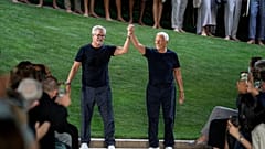 Ο Giorgio Armani, δεξιά, και ο Leo Dell'Orco στο τέλος της επίδειξης μόδας της ανδρικής συλλογής Giorgio Armani Άνοιξη/Καλοκαίρι 2022 στο Μιλάνο, Ιταλία.