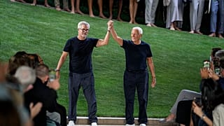 Giorgio Armani, a destra, e Leo Dell'Orco al termine della sfilata della collezione uomo Primavera/Estate 2022 di Giorgio Armani, a Milano, in Italia.