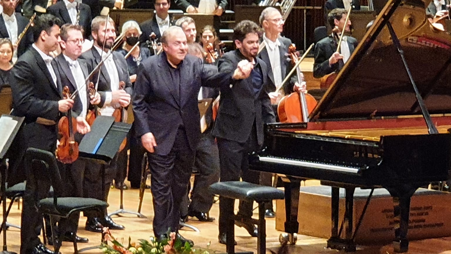 Lahav Shani karmester (középen, jobboldalt) Yefim Bronfman zongoristával 