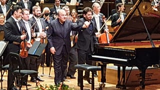 Lahav Shani karmester (középen, jobboldalt) Yefim Bronfman zongoristával