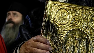 Una foto de archivo con una figura religiosa sosteniendo una reliquia religiosa.