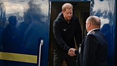 Foto zur Verfügung gestellt von der ukrainischen Eisenbahngesellschaft am Freitag, 12. September 2025. Der britische Prinz Harry kommt am Hauptbahnhof in der Region Kiew an (Ukrzaliznytsia via AP)