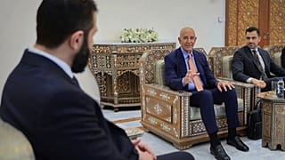  يلتقي السفير الأمريكي في تركيا والمبعوث الخاص إلى سوريا توم باراك (يمين، وسط)، مع الرئيس السوري المؤقت أحمد الشرع (يسار)، في دمشق، سوريا، يوم الاثنين 25 أغسطس/آب 2025. 