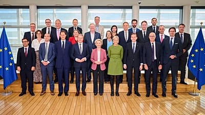 Η πρόεδρος της Επιτροπής της ΕΕ Ursula von der Leyen συναντά εκπροσώπους της ευρωπαϊκής αυτοκινητοβιομηχανίας, στις Βρυξέλλες, 12 Σεπτεμβρίου 2025 (Οπτικοακουστική Υπηρεσία ΕΚ/ Dati Bendo)